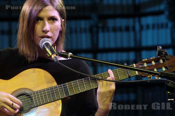 ALDOUS HARDING - 2016-03-23 - PARIS - L'Archipel (26 bis rue de Saint Petersbourg) - Hannah Sian Topp